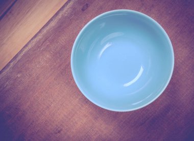 Ahşap masa üzerinde mavi yuvarlak plaka