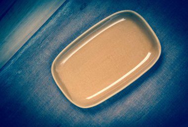 Ahşap masaya boş tabak