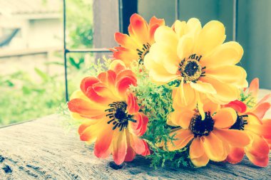 Parlak ve plastik çiçekler güzel.