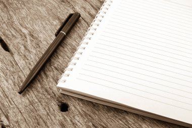 ahşap masa üzerinde not kağıt ve kalem