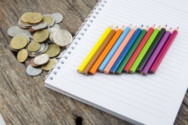 konsept paraları ve boya kalemi ile grafik tasarrufu