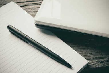 Dizüstü ahşap masa üzerinde boş not defteri