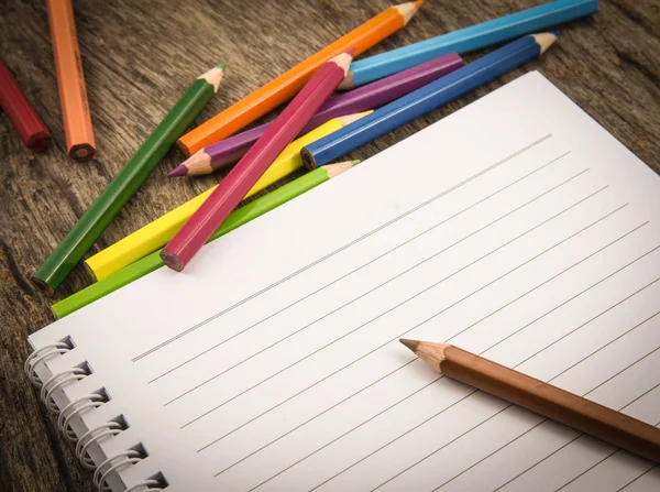 Papier Blanc Crayons Colorés Sur Table Bois — Photo