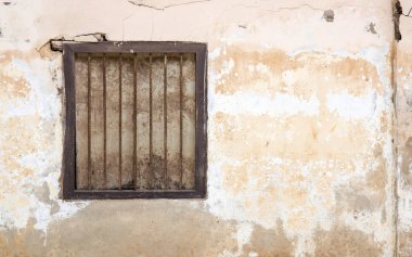 duvarda vintage pencereler