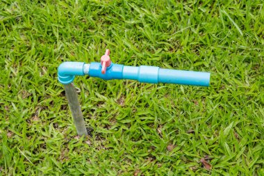 yeşil çim arka plan üzerinde musluk.