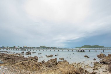 Sahilde kayalar, kayalar ve plaj