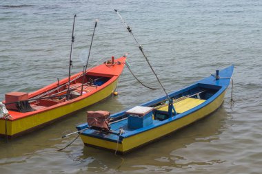 bir limanda balıkçı tekneleri