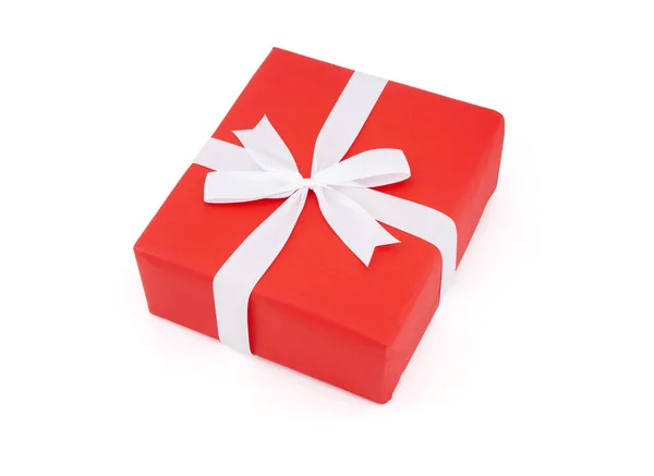 季節の赤いギフトボックスとホワイトリボンクリスマスと新年は白い背景に隔離され 誕生日や記念日のための豪華なプレゼントは 幸せな休日のコンセプトのためのパッケージに驚き — ストック写真