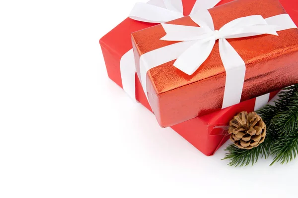Rode geschenkdoos met dennenappel en dennenappel in het seizoen Kerst en nieuwe — Stockfoto