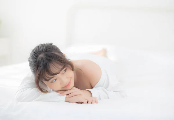 Hermoso retrato joven asiática mujer mintiendo y sonrisa mientras despierta —  Fotos de Stock