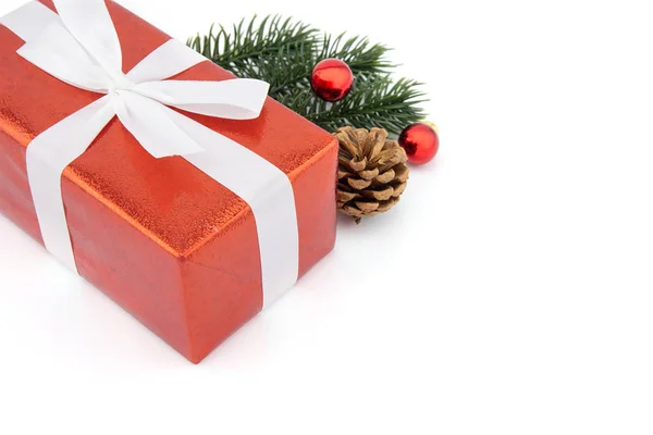 红色礼品盒，圣诞佳节送松果和松果 — 图库照片