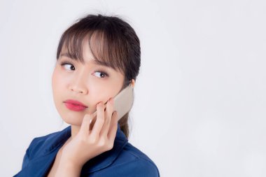 Güzel bir portre Asyalı genç iş kadını konuşuyor. 