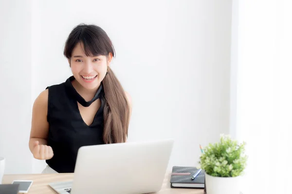 Krásný portrét Asijská mladá žena úsměv práce online notebooku — Stock fotografie