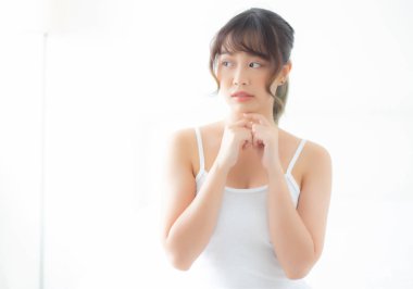 Genç Asyalı güzel bir kadının portresi. Gülümse ve iyileş.