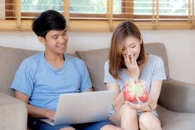 Asyalı genç çift birlikte doğum gününü kutluyor. 