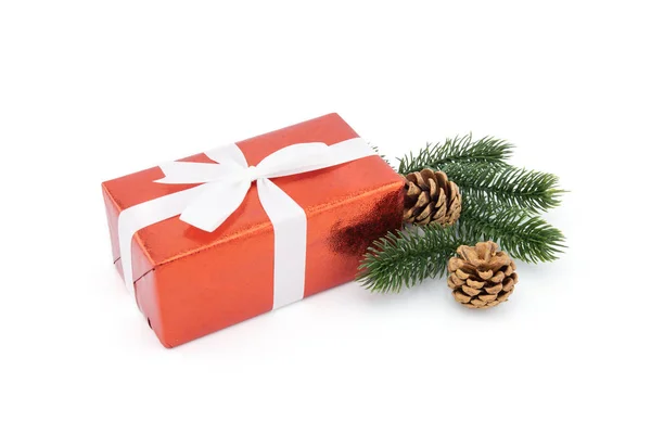 Piros ajándék doboz fenyő és fenyő szezonban Karácsony és új — Stock Fotó