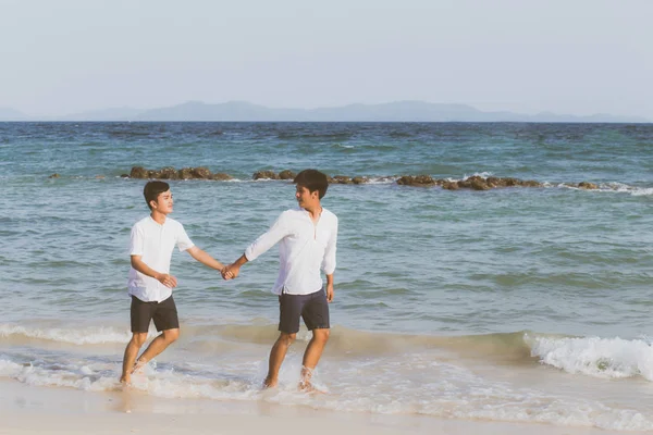Homosexual retrato joven asiático pareja corriendo con alegre tog —  Fotos de Stock