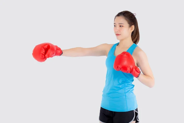 Hermoso retrato joven mujer asiática con guantes de boxeo rojo w —  Fotos de Stock