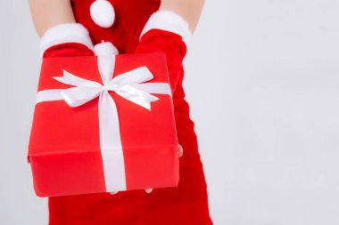 Yakından bir kadın hediye kutusunu sürpriz bir şekilde tutuyor.