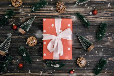 Kırmızı hediye kutusu ve etiket süslemeli Noel kompozisyonu