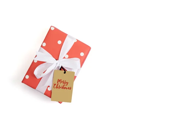 赤のギフトボックスと季節のタグ付きホワイトリボンクリスマスとn — ストック写真