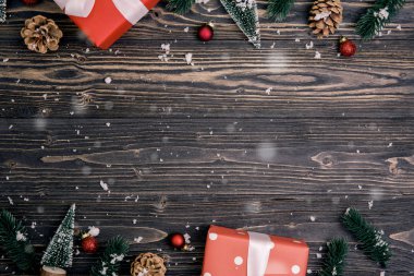 Kırmızı hediye kutusu ve etiket süslemeli Noel kompozisyonu