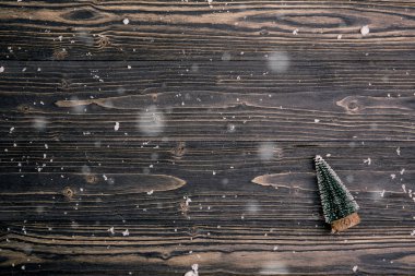Ağaçların üzerinde çam ağacı olan Noel kompozisyon dekorasyonu