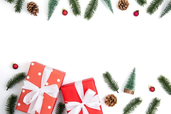 Kerstvakantie compositie met rode geschenkdoos en decoratie i — Stockfoto