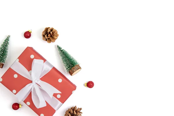Kerstvakantie compositie met rode geschenkdoos en decoratie i — Stockfoto