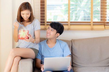 Asyalı genç çift birlikte doğum gününü kutluyor. 