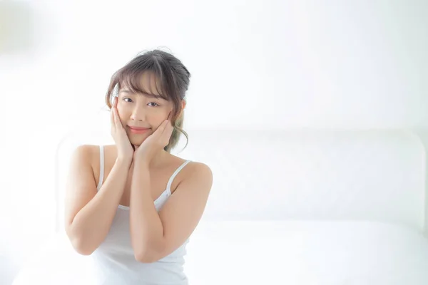 Portrait de belle jeune femme asiatique sourire pendant le réveil guérir — Photo