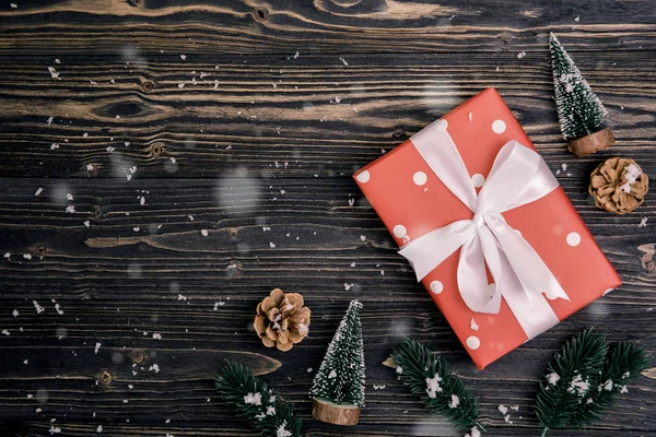 Kerstvakantie compositie met rode geschenkdoos decoratie op wo — Stockfoto