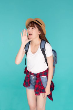 Güzel, genç Asyalı bir kadın yüksek sesle bağırıyor.