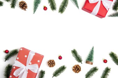 Kırmızı hediye kutusu ve dekorasyonlu Noel kompozisyonu.