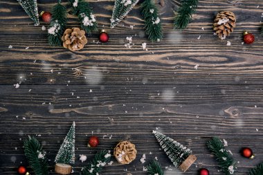 Ahşap arka planda Noel kompozisyon süslemesi, n