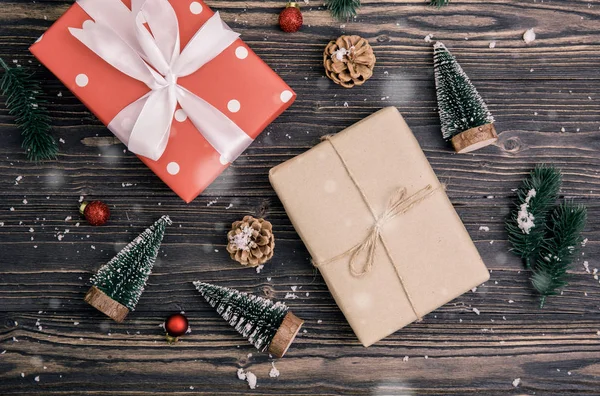 Kerstvakantie compositie met rode geschenkdoos en tag decoratie — Stockfoto