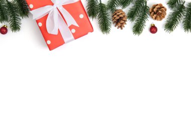 Kırmızı hediye kutusu ve dekorasyonlu Noel kompozisyonu.