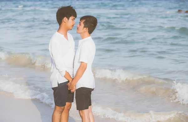 Homosexual portrait young asian couple standing together on beac — Stock Photo, Image