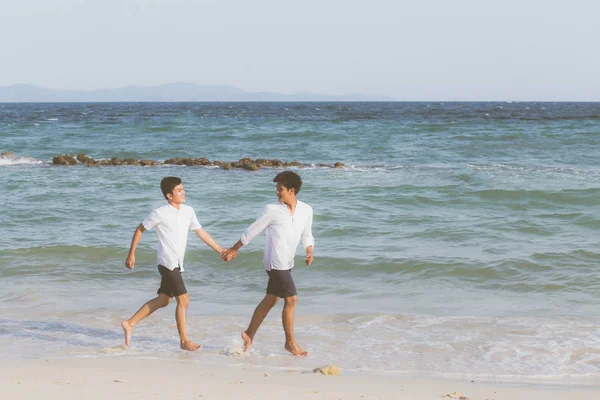 Homossexual retrato jovem asiático casal correndo com alegre tog — Fotografia de Stock