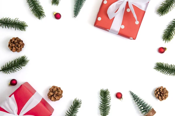 Kerstvakantie compositie met rode geschenkdoos en decoratie i — Stockfoto