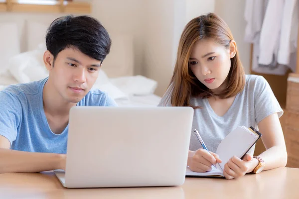 Bonito jovem asiático casal calcular despesas de financiamento com volta — Fotografia de Stock