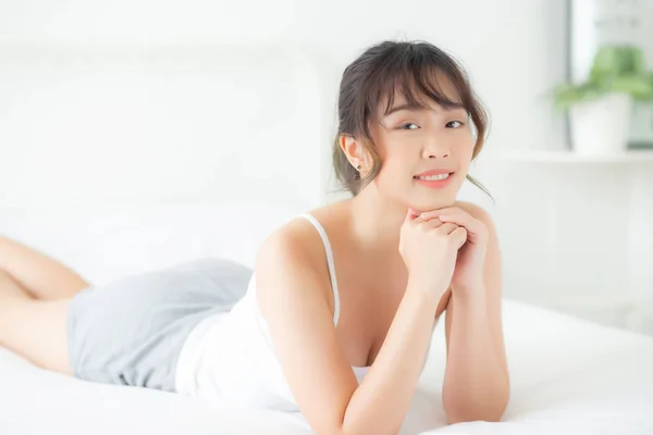 Genç Asyalı güzel bir kadının portresi sağlıklı uyanırken gülümsüyor. — Stok fotoğraf