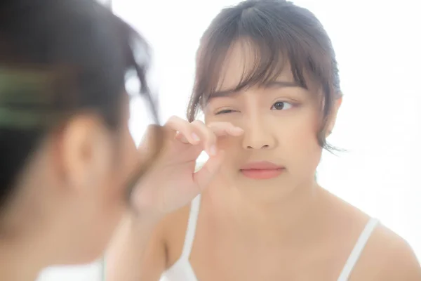Linda e maquiagem jovem mulher asiática olhando espelho envelhecimento em f — Fotografia de Stock