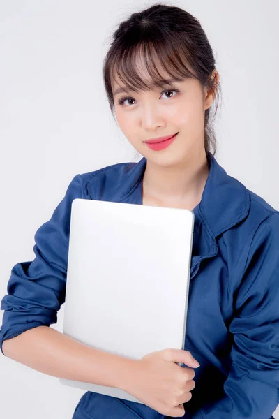 漂亮的肖像年轻的亚洲女商人手握手提电脑 — 图库照片