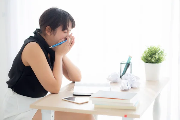 Hermosa asiático mujer cansado y estresado con escritura overworked — Foto de Stock