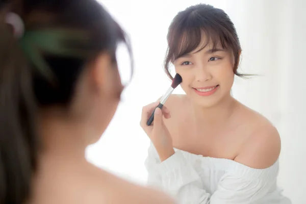 Портрет краси молода азіатка посміхається обличчям дивиться дзеркало — стокове фото