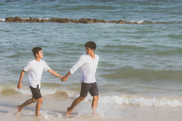 Homosexuell porträt junge asiatische paar running mit fröhlich tog — Stockfoto