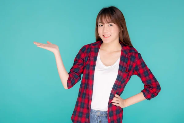 Hermoso retrato joven asiática mujer sonriendo gesto presentando —  Fotos de Stock