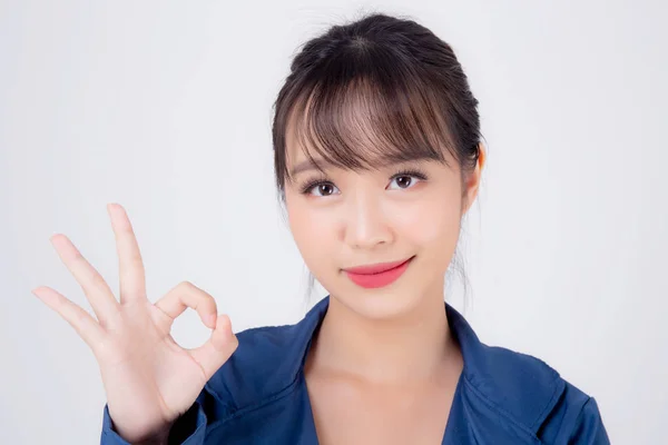 Hermoso retrato joven negocio asiático mujer de pie gesto o —  Fotos de Stock