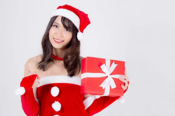 Bello ritratto giovane asiatico donna felice holding rosso regalo scatola — Foto Stock